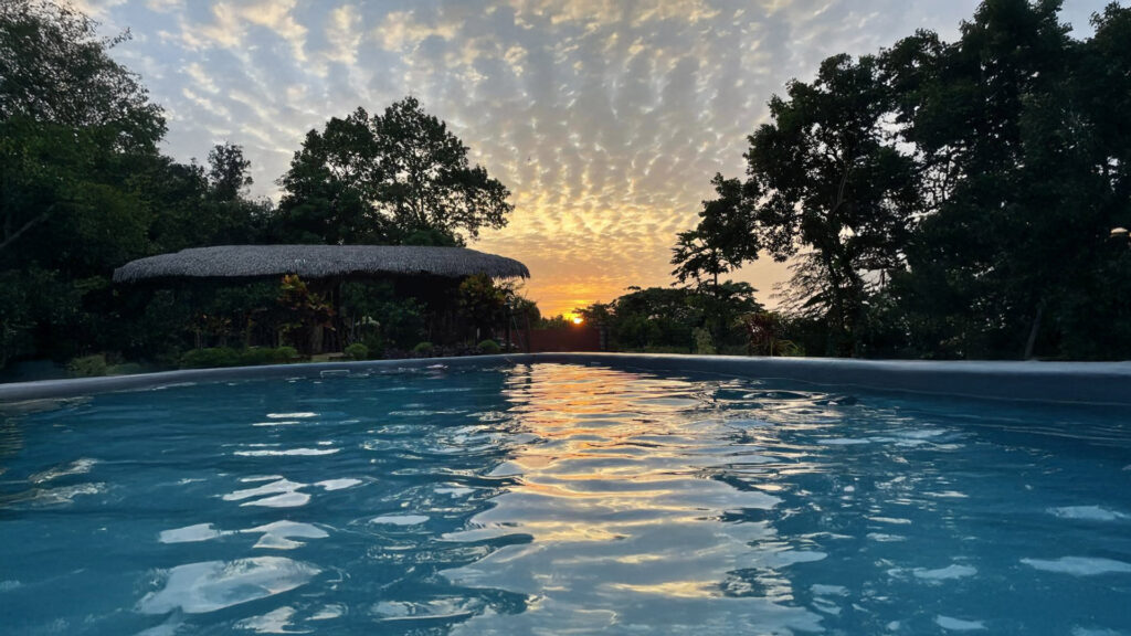 Piscine au coucher du soleil Lodges Cap Doré Nosy Be