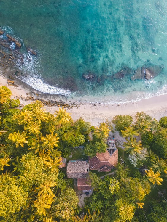Plage tropicale de Nosy Iranja avec eau turquoise à Madagascar